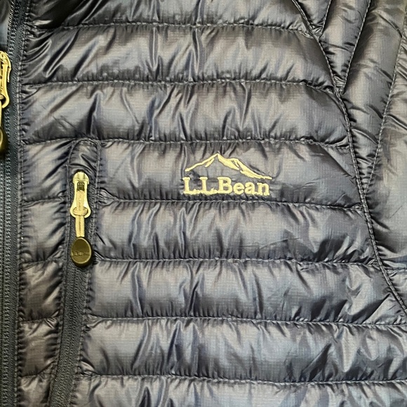 L.L. Bean Men's Navy Blue Down Puffer Vest - Picture 2 of 4